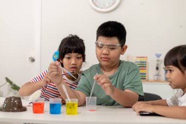 Asyalı çocuklar evlerinde kimyasal deneyler yapıyorlar.