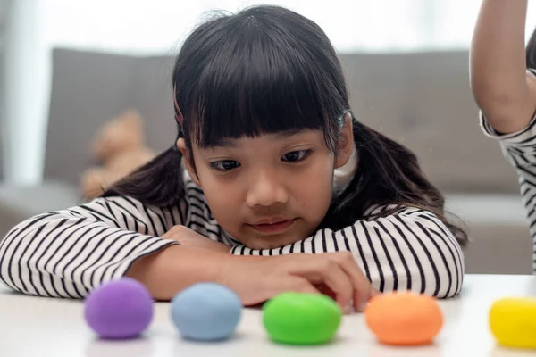Azjatyckie Dzieci Bawią Się Kształtami Gliny Uczą Się Poprzez Zabawę — Zdjęcie stockowe