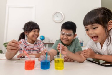 Asyalı çocuklar evlerinde kimyasal deneyler yapıyorlar.