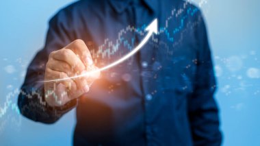 Ekonomik büyüme grafiği finans verilerini işadamı çiziyor. Piyasa yatırımları. Finansal ve bankacılık teknolojisi. İş stratejisi ve dijital pazarlama kavramı.