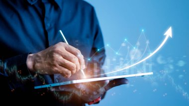 Ekonomik büyüme grafiği finans verilerini işadamı çiziyor. Piyasa yatırımları. Finansal ve bankacılık teknolojisi. İş stratejisi ve dijital pazarlama kavramı.