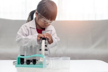 eðitim, bilim, kimya ve çocuk konsepti - okul laboratuvarında test tüpü yapýmý deneyleri yapan çocuklar veya öðrenciler