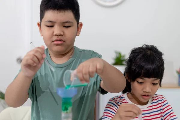 Asiatico Bambini Entusiasticamente Guardare Chimica Esperimenti — Foto Stock