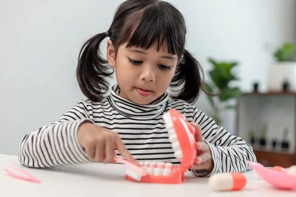 Ένα Μικρό Παιδί Παίζει Τεχνητά Σαγόνια Οδοντιατρική Των Παιδιών — Φωτογραφία Αρχείου