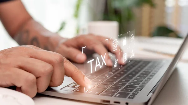 財政研究 政府税および計算納税申告の概念 納税のための所得税オンライン申告書に記入するためにラップトップを使用してビジネスマン — ストック写真