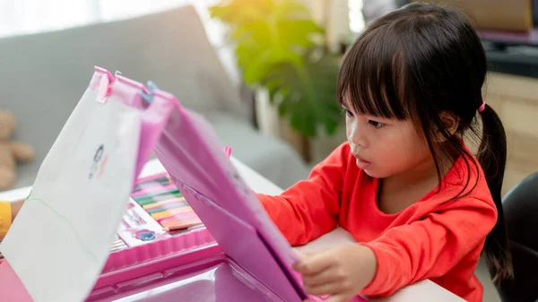 Małe Dziecko Dziewczyna Rysowanie Domu Rozwoju Kreatywności — Zdjęcie stockowe