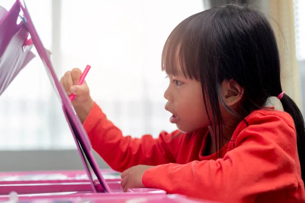 Małe Dziecko Dziewczyna Rysowanie Domu Rozwoju Kreatywności — Zdjęcie stockowe