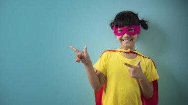 Süper kahraman kostümlü küçük kız.