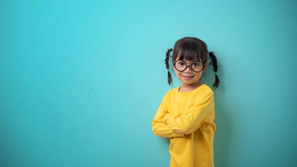 Menina Engraçada Usando Óculos Fundo Colorido — Fotografia de Stock