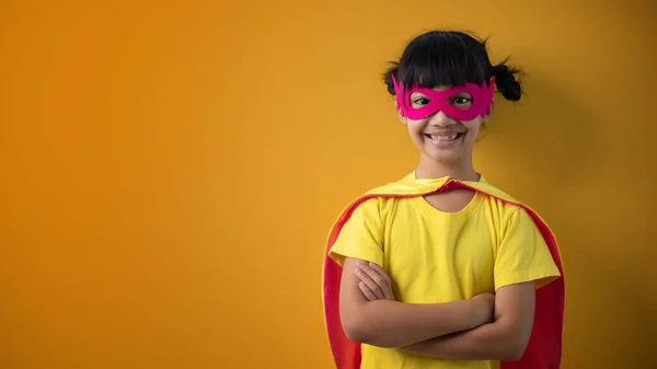 Das Kleine Mädchen Superheldenkostüm — Stockfoto