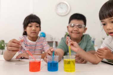 Asyalı çocuklar evlerinde kimyasal deneyler yapıyorlar.
