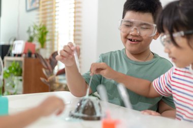 Yinelenen ve bilim laboratuarı gözlemleyerek çocuklar evde - proje kabartma tozu ve sirke yanardağ