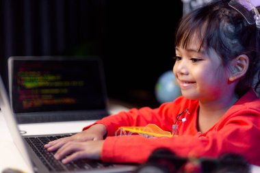 Asyalı öğrenciler evlerinde robot arabaları ve elektronik tahta kablolarını STEM, STEAM, matematik mühendisliği, bilim teknolojisi bilgisayar kodlarını çocuk konsepti için robotikte kodlayarak öğreniyorlar..