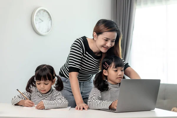 Asiática Niña Aprendiendo Clase Línea Casa Con Madre Ordenador Portátil — Foto de Stock