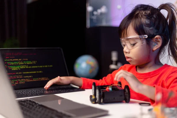 Азійські Студенти Вчаться Вдома Кодуванні Роботів Машин Електронних Нарад Кабелів — стокове фото