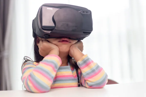 Дитина Гарнітурою Віртуальної Реальності Сидить Столом Вдома — стокове фото