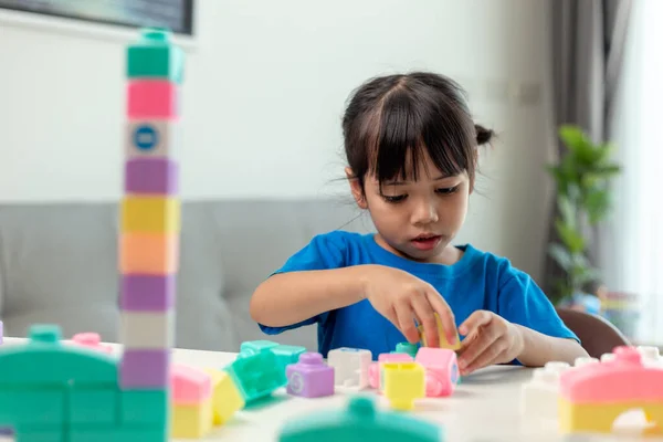 Liebenswertes Kleines Mädchen Spielt Spielzeugklötze Einem Hellen Raum — Stockfoto