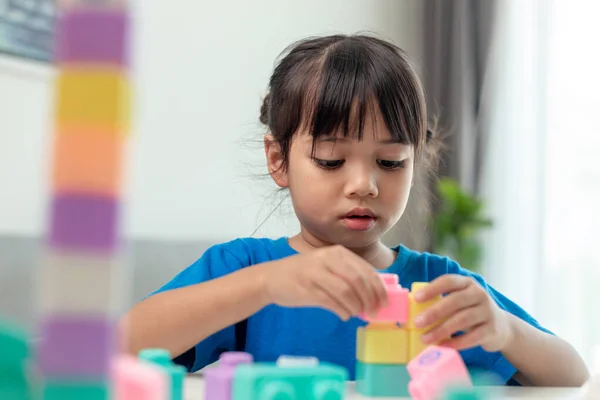 Liebenswertes Kleines Mädchen Spielt Spielzeugklötze Einem Hellen Raum — Stockfoto