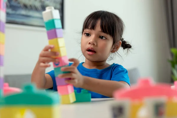 Liebenswertes Kleines Mädchen Spielt Spielzeugklötze Einem Hellen Raum — Stockfoto