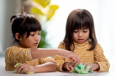 Çocuk el sakıyla oynuyor. Çocuk ellerde Slime.