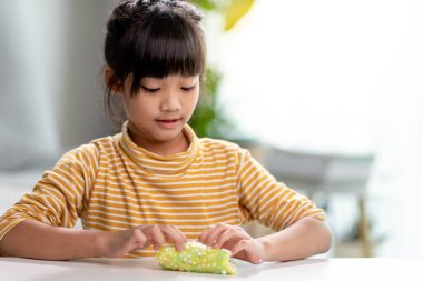 Çocuk el sakıyla oynuyor. Çocuk ellerde Slime.