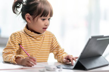 Ödevi için tablet kullanan çocuk izolasyonu, internetteki dijital tablet arama bilgilerini kullanarak covid 19 tecrit, evde eğitim, sosyal mesafe, E-öğrenim çevrimiçi eğitim