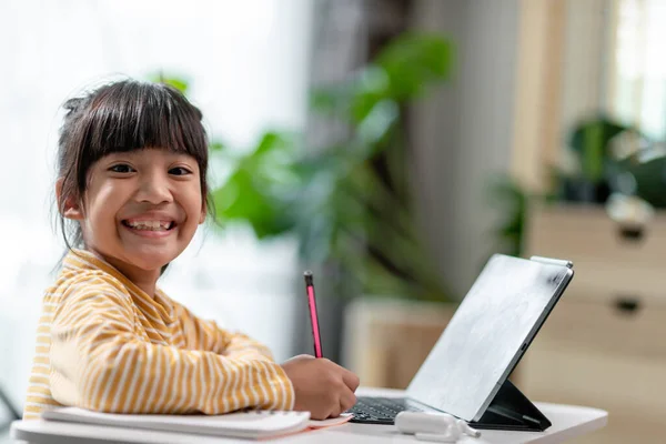 Kid Auto Aislamiento Utilizando Tableta Para Tarea Niño Haciendo Uso — Foto de Stock