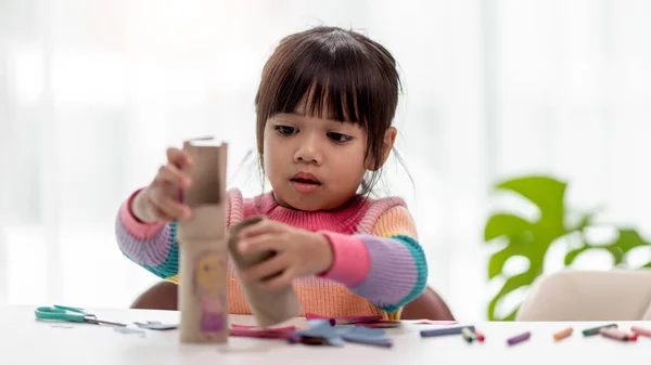 Little Asian Girls Making Tissue Paper Core Binoculars Reuse Waste — Stockfoto