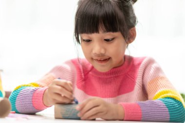 Boyanmış doku çekirdeği olan küçük tatlı bir kız. Sanat çocukların öğrenmesini ve yaratmasını sağlar..