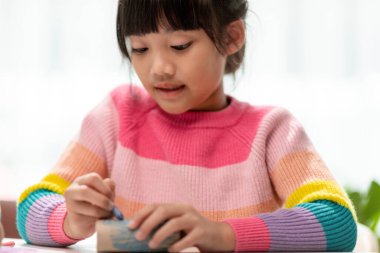 Boyanmış doku çekirdeği olan küçük tatlı bir kız. Sanat çocukların öğrenmesini ve yaratmasını sağlar..