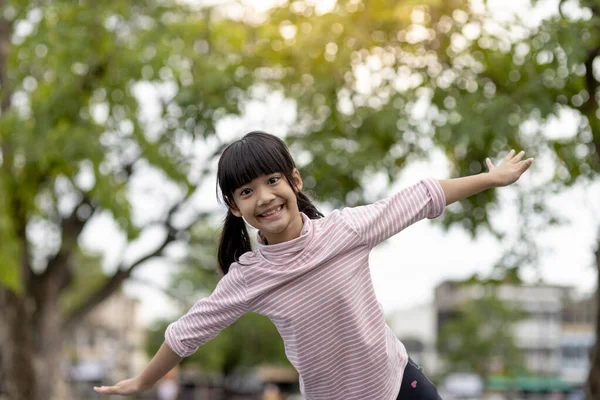 Asiática Niña Disfruta Jugando Parque Infantil Retrato Aire Libre —  Fotos de Stock