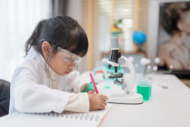 eðitim, bilim, kimya ve çocuk konsepti - okul laboratuvarında test tüpü yapýmý deneyleri yapan çocuklar veya öðrenciler