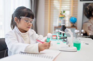 eðitim, bilim, kimya ve çocuk konsepti - okul laboratuvarında test tüpü yapýmý deneyleri yapan çocuklar veya öðrenciler