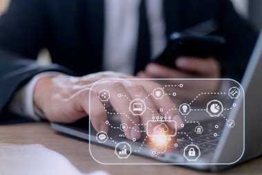 Gelecekteki Veri Ağı 'nda gösterilecek bulut transferi için internet sunucu hizmetlerine bağlı bilgisayar iş ağı fikirleri için çevrimiçi bilgisayar teknolojisi ve depolama