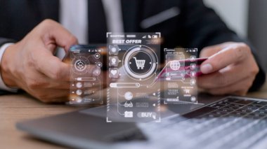 Alışveriş yapan kişi, online alışveriş ve e-ticaret teknolojisi konsepti için troleybüs kredi kartı dağıtım kamyonuna sipariş vermek için bilgisayar laptopu kullanıyor..