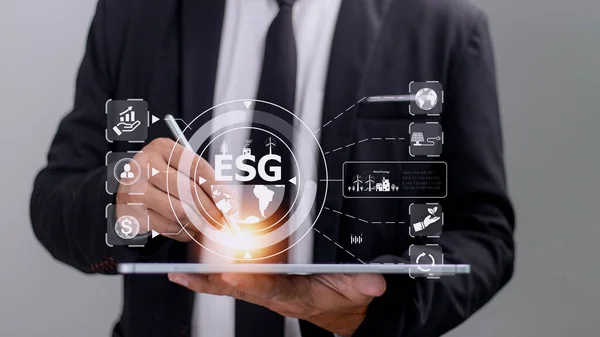 Çevresel, sosyal ve sürdürülebilir iş yönetimi için ESG simgeleri kavramında kirliliği azaltmak amacıyla yenilenebilir kaynakları incelemeye hazır bir kaşif.
