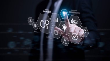 İş süreci yönetim konsepti. Sanal Yenilik Operasyonları Yönetimi ikonları, yüksek kalite kontrol, problem çözme, iş akışı, izleme ve yenilik.