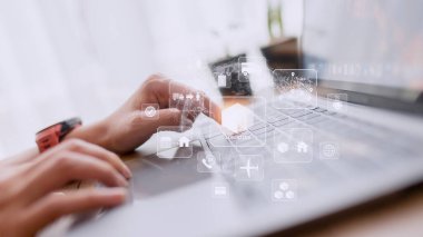 İş kadını, ithalat ve ihracat, depo işi, ulaşım, kutu depolama, dağıtım, kargo taşıma kavramı için lojistik hizmetleri için bir bilgisayar programı iş akışı kullanıyor..