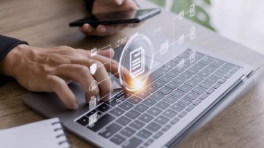 İşadamı yönetim kavramını belgelemek için Smartphone kullanıyor, çevrimiçi belge veritabanı ve dijital dosya depolama sistemi veya yazılımı, kayıt tutma, veritabanı teknolojisi, dosya erişimi, doktor paylaşımı.