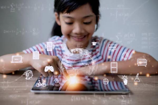 Asyalı küçük kız tablet eğitim teknolojisini kullanıyor. EdTech.