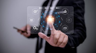 Büyük veri ve analitik görselleştirme teknolojisi. Bilim adamı ekranda bilgi yapısını analiz ediyor. Makineler iş, finans ve internet için öngörülerde bulunmayı öğreniyor.