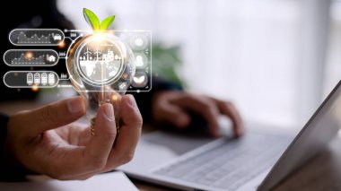 Sanal ekranda ESG ikonlu bir ampulü tutan iş kadını, ESG Çevre, Sosyal ve Kurumsal Yönetim kavramı