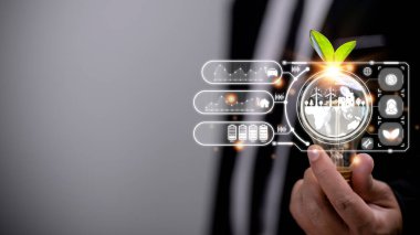 Sanal ekranda ESG ikonlu bir ampulü tutan iş kadını, ESG Çevre, Sosyal ve Kurumsal Yönetim kavramı