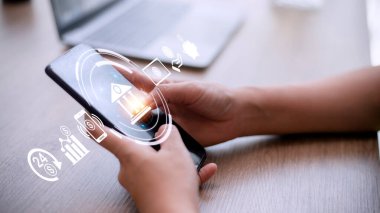Çevrimiçi bankacılık kavramı ile akıllı telefon kullanan kişi