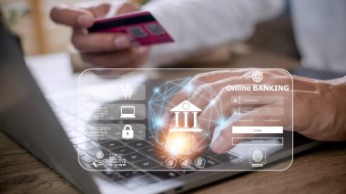 Çevrimiçi ödeme, akıllı telefon tutan adamın elleri ve online alışveriş için kredi kartı kullanmak..