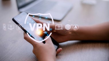 VPN güvenli bağlantı konsepti. Sanal Özel Ağ teknolojisini kullanarak veri gizliliğini korumak ya da sansürü atlatmak için internetten uzak sunucuya şifreli bir tünel oluşturan kişi
