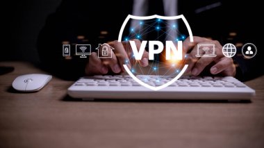 VPN güvenli bağlantı konsepti. Sanal Özel Ağ teknolojisini kullanarak veri gizliliğini korumak ya da sansürü atlatmak için internetten uzak sunucuya şifreli bir tünel oluşturan kişi