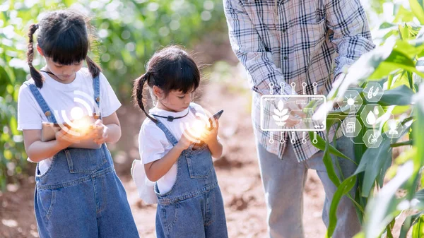 Μικρό Κορίτσι Χρησιμοποιεί Μια Ταμπλέτα Για Αναλύσει Την Ανάπτυξη Των — Φωτογραφία Αρχείου