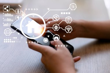 Akıllı telefon ile akıllı ev kontrolü, modern yaşam tarzı internet, akıllı ev teknolojisi. Geleceğin yeni icadı..