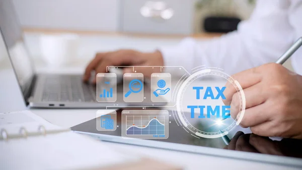 ラップトップを使用しているビジネスマンは 支払いのための所得税オンラインリターンフォームに記入します 財政研究 政府税および計算納税申告の概念 税金時間 — ストック写真